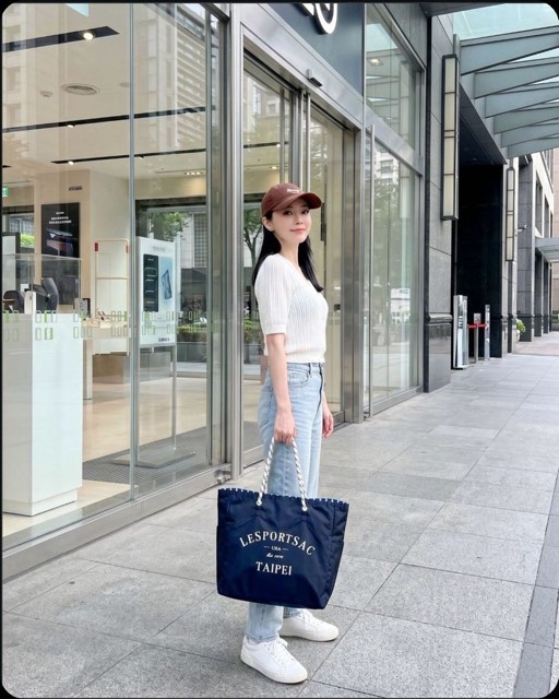 Creator carrying a LeSportsac Taipei tote bag
